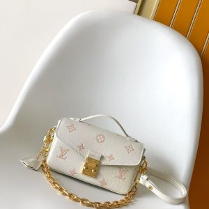 p670 This Pochette Métis East West bag features Monogram Empreinte leather in a distinctive shade, making it an elegant choice for weekend outings. Lustrous metal hardware elevates its luxurious feel, while the S-lock clasp continues the classic signature. Interior compartments and an exterior zippered pocket provide convenient storage for essentials.13.5 x 6 x 21.5 cm (height x width x length) Q.870